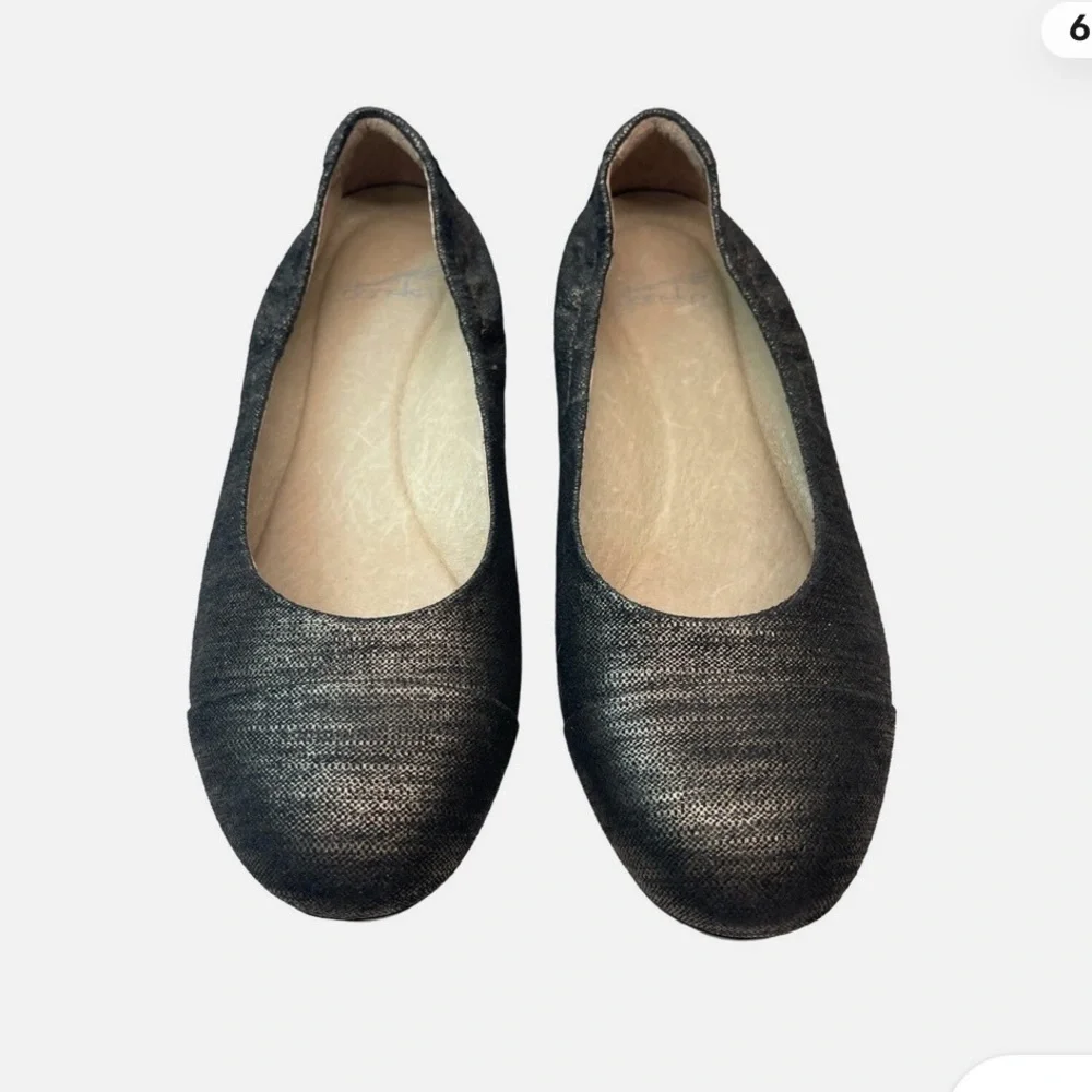 Dansko Women’s Lisanne Ballet Flats Pewter Textured Leather Metallic